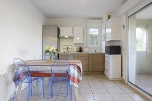 Kuchyň nebo kuchyňský kout v ubytování Appartement des 3 Couronnes - Welkeys