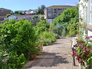 un jardín con plantas y flores en una acera en Garden View en Brixham