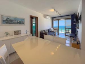 Sala de estar con mesa y vistas al océano en Apart Hotel Barra Leme com Vista Maravilhosa e 2 Qts B1-003 en Río de Janeiro