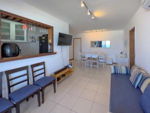 sala de estar con sofá y mesa en Apart Hotel Barra Leme com Vista Maravilhosa e 2 Qts B1-003 en Río de Janeiro