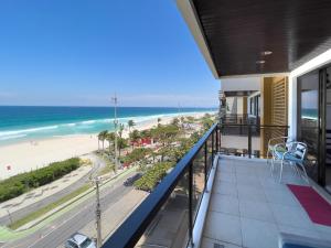 balcón con vistas a la playa y al océano en Apart Hotel Barra Leme com Vista Maravilhosa e 2 Qts B1-003 en Río de Janeiro