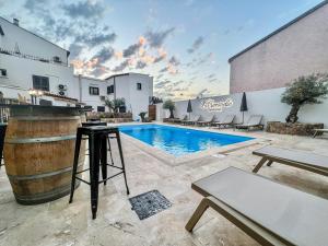 une piscine avec un bar à côté d'un bâtiment dans l'établissement Hôtel Restaurant La Caravelle, à Sari-Solenzara
