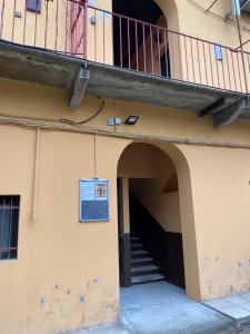 una entrada a un edificio con escaleras en 21House - Appartamento 2 en Busto Arsizio