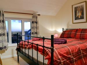 Postel nebo postele na pokoji v ubytování Valley View Apartment - UK30053