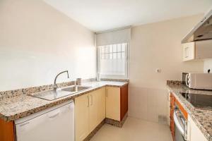 - une cuisine avec un évier et un comptoir dans l'établissement Modern design apartament in Conil!, à Conil de la Frontera