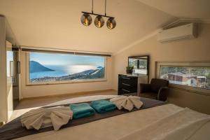 Postel nebo postele na pokoji v ubytování Fantastic Kalkan Villa with heated infinity pool & amazing sea views