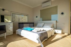 Postel nebo postele na pokoji v ubytování Fantastic Kalkan Villa with heated infinity pool & amazing sea views