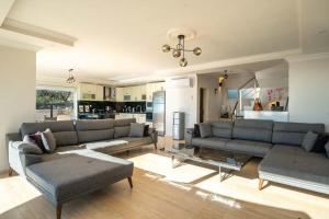 Posezení v ubytování Fantastic Kalkan Villa with heated infinity pool & amazing sea views