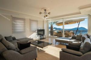 Posezení v ubytování Fantastic Kalkan Villa with heated infinity pool & amazing sea views