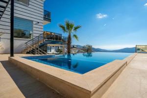 Bazén v ubytování Fantastic Kalkan Villa with heated infinity pool & amazing sea views nebo v jeho okolí