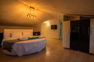 Postel nebo postele na pokoji v ubytování Fantastic Kalkan Villa with heated infinity pool & amazing sea views