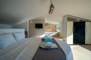 Postel nebo postele na pokoji v ubytování Fantastic Kalkan Villa with heated infinity pool & amazing sea views