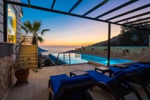 Bazén v ubytování Fantastic Kalkan Villa with heated infinity pool & amazing sea views nebo v jeho okolí