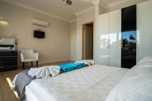 Postel nebo postele na pokoji v ubytování Fantastic Kalkan Villa with heated infinity pool & amazing sea views