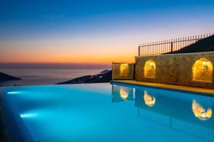 Bazén v ubytování Fantastic Kalkan Villa with heated infinity pool & amazing sea views nebo v jeho okolí