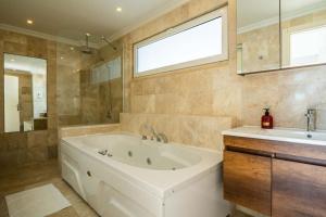 Koupelna v ubytování Fantastic Kalkan Villa with heated infinity pool & amazing sea views