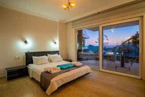Postel nebo postele na pokoji v ubytování Fantastic Kalkan Villa with heated infinity pool & amazing sea views + 37 fotografií