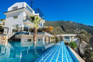 Bazén v ubytování Fantastic Kalkan Villa with heated infinity pool & amazing sea views nebo v jeho okolí