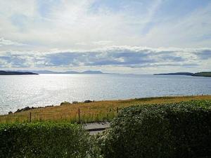 vistas a una gran masa de agua en Beach Cottage, en Gairloch