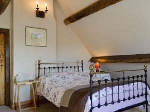 a bedroom with a bed in a room at Lees Farm Apartment in Walcot