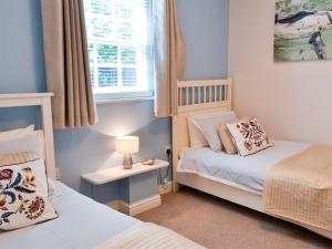 SewerbyにあるChesnut Cottage - 27524の小さなベッドルーム(ベッド2台、窓付)