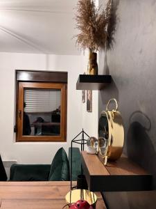 een woonkamer met een tafel en een spiegel bij Zlatiborika Spa&Lux Apartment in Zlatibor