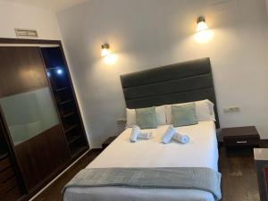 ein Schlafzimmer mit einem Bett mit zwei Handtüchern darauf in der Unterkunft Apartamento valencia centro in Valencia