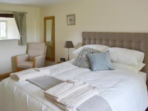 Giường trong phòng chung tại Brow View Cottage