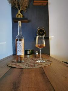 een fles wijn en een glas op een tafel bij Zlatiborika Spa&Lux Apartment in Zlatibor +20 foto's