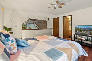 een slaapkamer met een groot bed en een flatscreen-tv bij Mountain Lake View Lodge in Bellingham