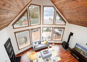 een woonkamer met een grote groep ramen bij Mountain Lake View Lodge in Bellingham
