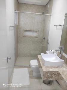 uma casa de banho com um lavatório, um WC e um chuveiro em Hotel Serrano em Frederico Westphalen
