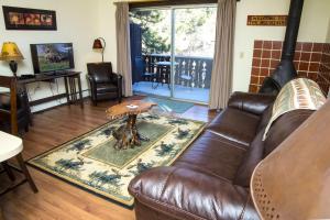 Μια τηλεόραση ή/και κέντρο ψυχαγωγίας στο Elkhorn One Bedroom Condo with River View from Deck and Walking Distance to Estes Park - #3262