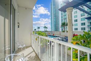uma varanda com vista para uma piscina e edifícios em Miami Brickell 4 Bedrooms High Ceiling loft on the pool em Miami