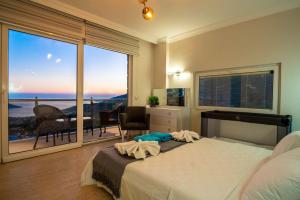 Postel nebo postele na pokoji v ubytování Fantastic Kalkan Villa with heated infinity pool & amazing sea views