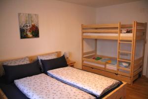 1 Schlafzimmer mit 2 Betten und 1 Etagenbett in der Unterkunft Ferienhaus Durstberger in Ehrwald