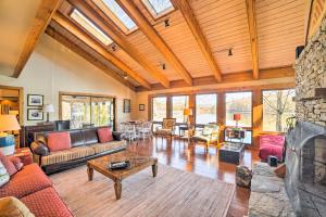 Fotografie z fotogalerie ubytování Lakefront Harrison Home with Sunroom, Deck, and Dock! v destinaci Ooltewah