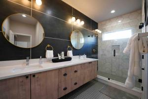 Un baño con lavabo y un espejo grande. en Casa Lavaca Luxury, en San Antonio 30 fotos más