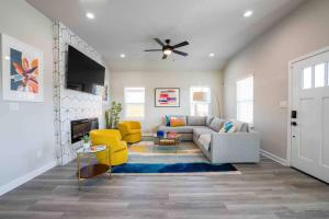 sala de estar con sofá y sillas amarillas en Casa Lavaca Luxury, en San Antonio