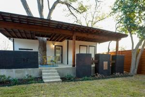 una casa con pérgola y mesa en Casa Lavaca Luxury, en San Antonio