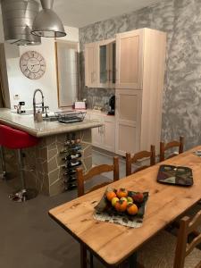 eine Küche mit einem Holztisch mit Obst darauf in der Unterkunft Pantani in Collecorvino