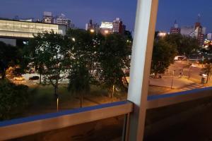 einen Blick auf die Stadt in der Nacht vom Balkon aus in der Unterkunft Frente a Terminal Tres Cruces. in Montevideo