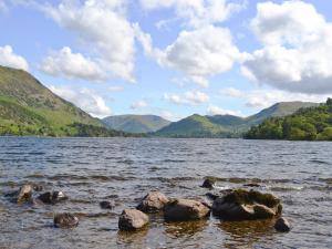 une grande étendue d'eau avec des montagnes en arrière-plan dans l'établissement Howegrain Lodge, à Glenridding