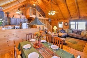 - une salle à manger et un salon dans une cabane en rondins dans l'établissement Smoky Mountain Retreat with Deck and Mountain Views!, à Topton