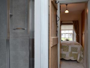 コッカーマスにあるTanners Cottageのベッドルームにつながるドア付きのバスルーム