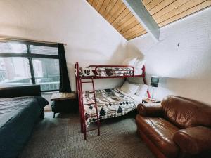 een woonkamer met een stapelbed en een bank bij Remodeled Home at Snow Summit in Big Bear Lake