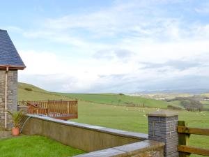Llanychaiarnにある5 Pengraig Drawの遠方の羊のいる畑の眺め