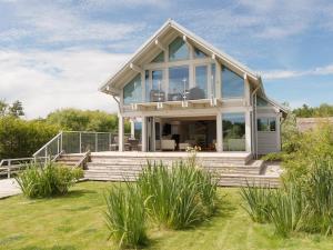 una casa con grandes puertas de cristal en el césped en Silver Dawn, en Horning