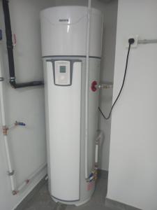 a white water heater in a room at POWER HOME in Granada