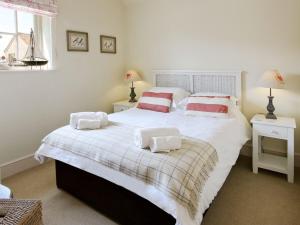 スカーバラにあるHarrowby Cottageのベッドルーム1室(大きな白いベッド1台、枕2つ付)